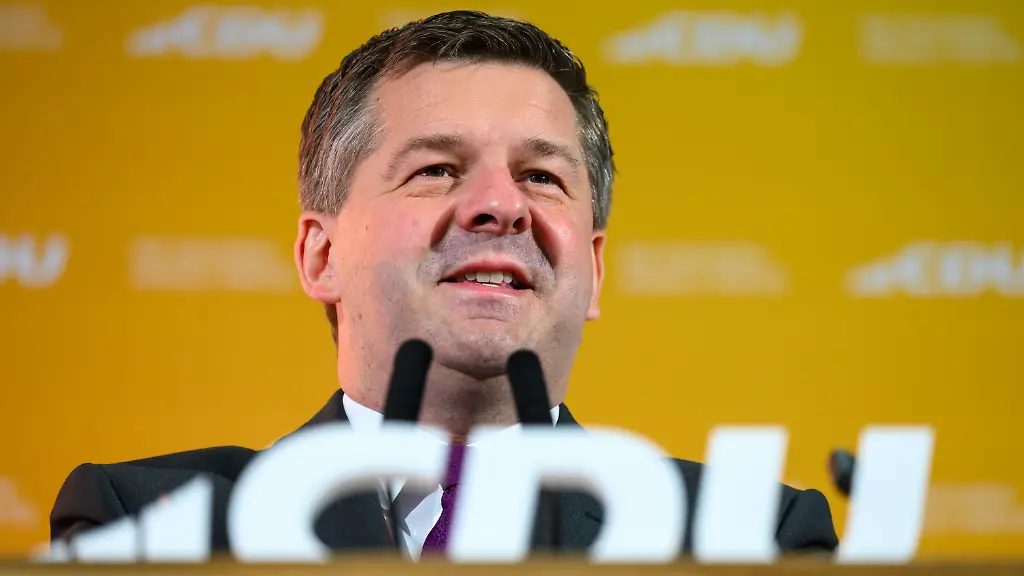 Sven-Schulze-CDU-Ministerpraesident-von-Sachsen-Anhalt-spricht-auf-dem-Landesparteitag-der-CDU-Sachsen-Anhalt-in-Dessau-Rund-drei-Monate-vor-den-Landtagswahlen-in-Sachsen-Anhalt-wollen-die-Delegierten-der-Regierungspartei-unter-anderem-ihr-Programm-zur-Landtagswahl-beschliessen