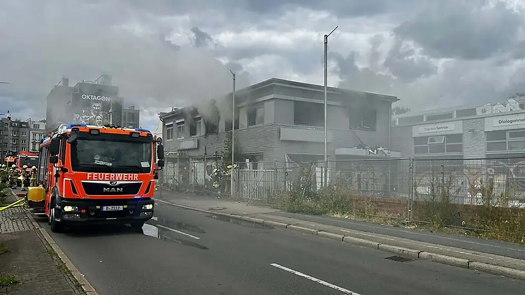 Ein-ehemaliges-Autohaus-brannte-vermutet-wird-fahrlaessige-Brandstiftung