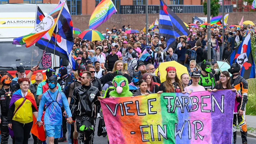 Der-Christopher-Street-Day-in-Eberswalde-steht-in-diesem-Jahr-unter-dem-Motto-Viele-Farben-ein-Wir