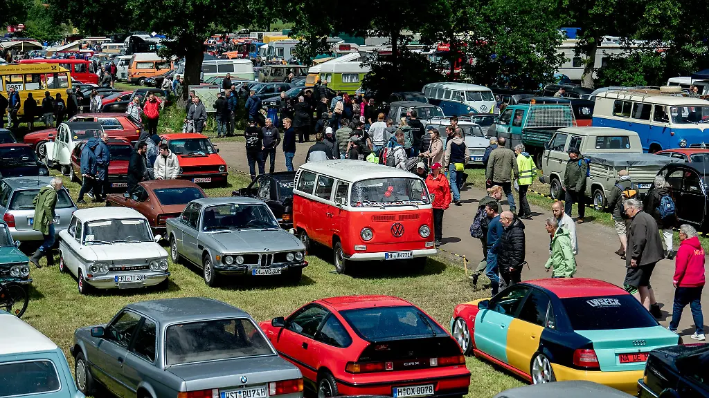 Mehr-als-6-000-Fahrzeuge-sind-auf-dem-Gelaende-zu-sehen