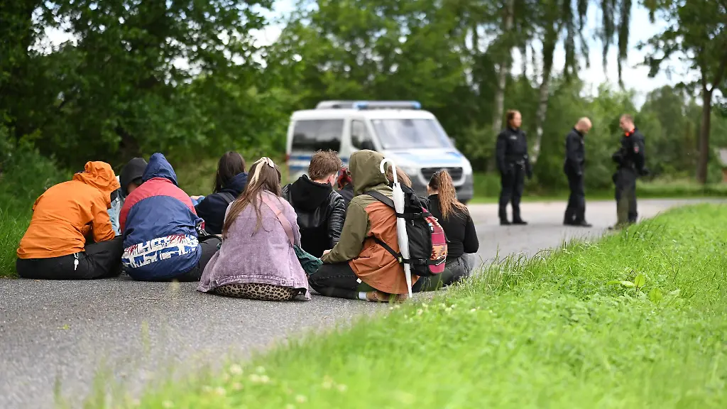 Mit-Sitzblockaden-haben-Protestierer-den-Beginn-einer-Veranstaltung-der-AfD-Nachwuchsorganisation-Generation-Deutschland-verzoegert
