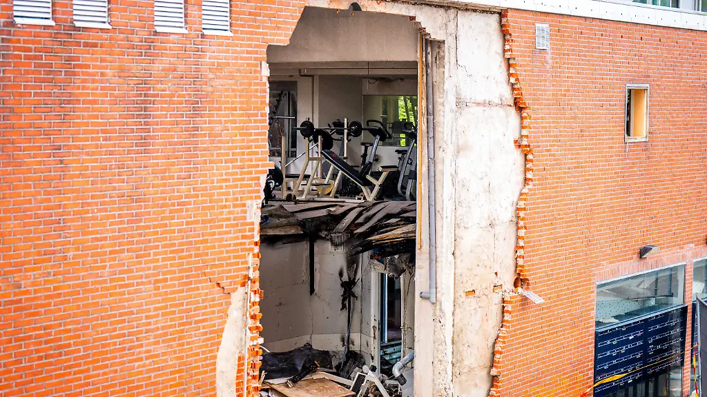 2026-06-13-11-31-49-AMSTERDAM-Die-Lage-einen-Tag-nach-der-Explosion-in-einem-Nebengebaeude-unter-einem-Wohnhaus-in-der-Osdorper-Strasse-Nach-der-Explosion-brach-ein-Grossbrand-aus-mehrere-Menschen-wurden-verletzt