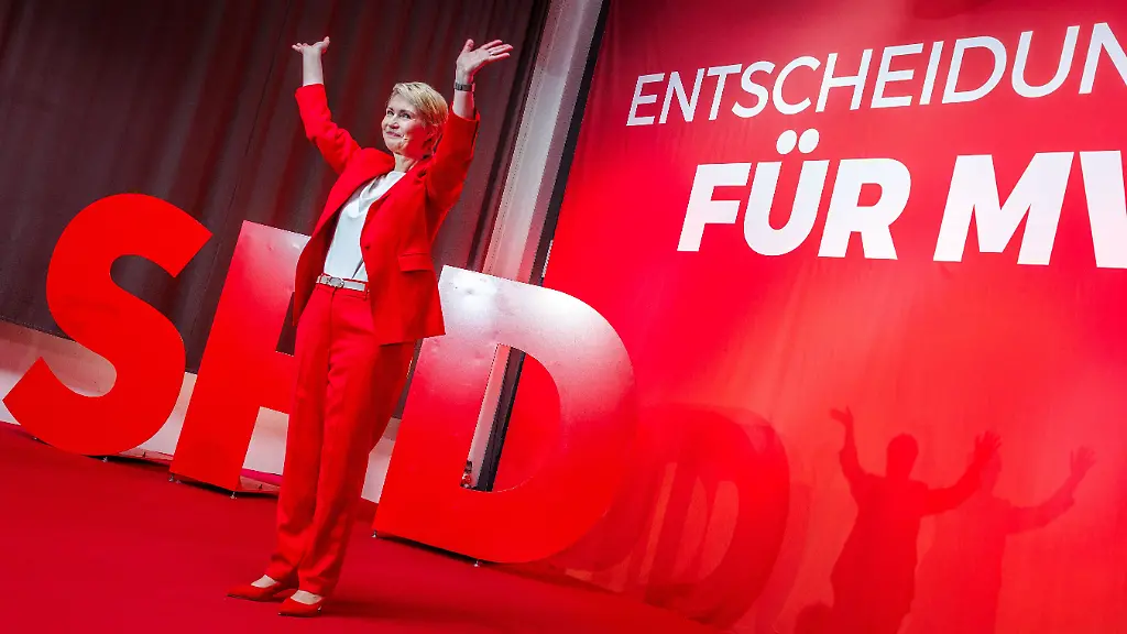 Manuela-Schwesig-SPD-die-Ministerpraesidentin-und-Landesvorsitzende-der-SPD-von-Mecklenburg-Vorpommern-steht-auf-der-SPD-Landesvertreterversammlung-nach-der-Wahl-zur-Spitzenkandidatin-auf-der-Buehne-Auf-der-Tagesordnung-stehen-die-Nominierung-von-Schwesig-als-Spitzenkandidatin-fuer-die-Landtagswahl-sowie-die-Wahl-der-Landesliste-und-die-Verabschiedung-des-Wahlprogramms