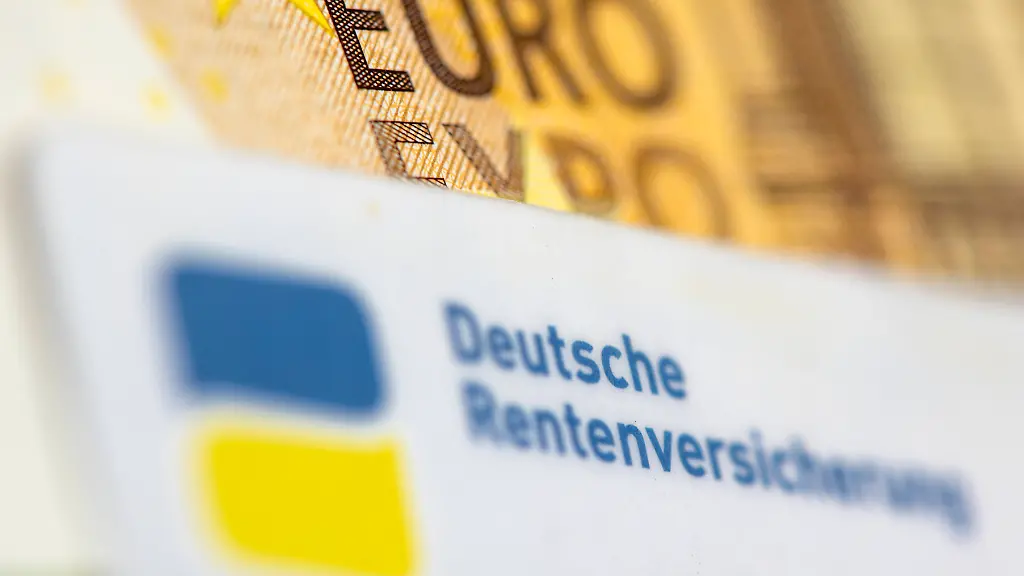 Ein-Ausweis-der-Deutschen-Rentenversicherung-liegt-zusammen-mit-Euro-Banknoten