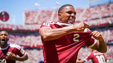 USA-Fussball-FIFA-World-Cup-WM-Weltmeisterschaft-Fussball-2026-Gruppe-B-Schweiz-vs-Qatar-Levis-Stadium-Santa-Clara-Kalifornien-Tor-und-Torjubel-zum-1-1-Ausgleich-kurz-vor-Spielende-durch-Boualem-Khoukhi-Qatar-16-Freude-Emotionen-Jubel-bei-Pedro-Miguel-Qatar-2-Mimik-Gesichtsausdruck-Geste-Gestik-Emotion-USA-Soccer-FIFA-World-Cup-2026-Group-B-Switzerland-vs-Qatar-Levis-Stadium-Santa-Clara-California-Goal-and-goal-celebration-for-the-1-1-equalizer-shortly-before-the-end-of-the-match-by-Boualem-Khoukhi-Qatar-16-Joy-emotions-jubilation-by-Pedro-Miguel-Qatar-2-Facial-expression-gesture-gestures-emotion-Copyright-xJOERANxSTEINSIEKx