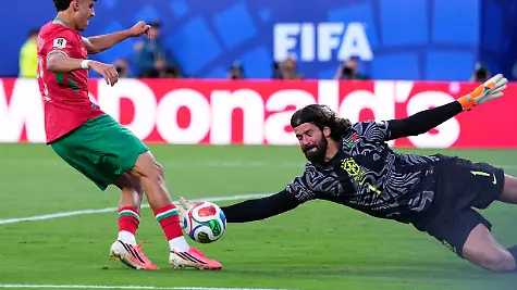Fussball-WM-2026-Brasilien-Marokko-Vorrunde-Gruppe-C-1-Spieltag-New-York-New-Jersey-Stadion-Der-brasilianische-Torhueter-Alisson-Becker-r-pariert-einen-Schuss-des-Marokkaners-Ayoub-Amaimouni