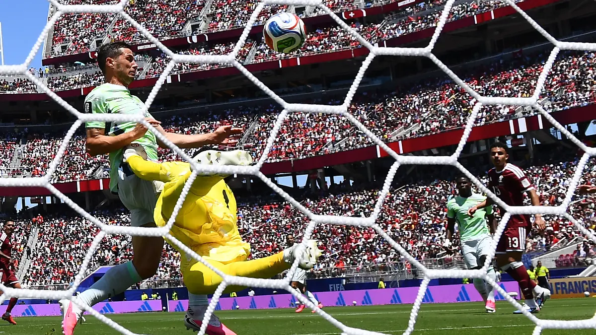 Fussball-WM-2026-Maenner-WM-Katar-Schweiz-Vorrunde-Gruppe-B-1-Spieltag-San-Francisco-Bay-Arena-Stadion-der-Schweizer-Remo-Freuler-l-stoesst-mit-dem-katarischen-Torhueter-Mahmoud-Abunada-zusammen