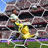 Fussball-WM-2026-Maenner-WM-Katar-Schweiz-Vorrunde-Gruppe-B-1-Spieltag-San-Francisco-Bay-Arena-Stadion-der-Schweizer-Remo-Freuler-l-stoesst-mit-dem-katarischen-Torhueter-Mahmoud-Abunada-zusammen