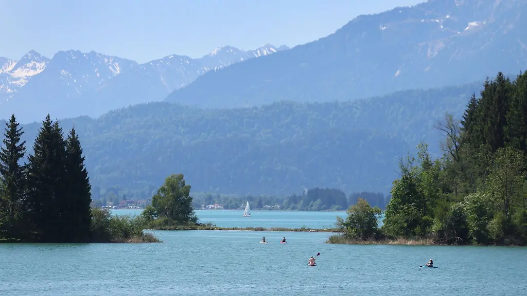 Durchwachsenes-Ausflugswetter-Der-Sonntag-bringt-in-Bayern-Sonne-Wolken-und-auch-Wind