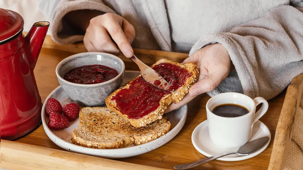 Marmeladenbrot-von-Hand-einlegen