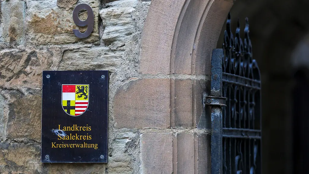 Das-Schloss-liegt-im-Saalekreis-zustaendig-fuer-die-Region-ist-die-Kreisverwaltung-die-in-Merseburg-sitzt