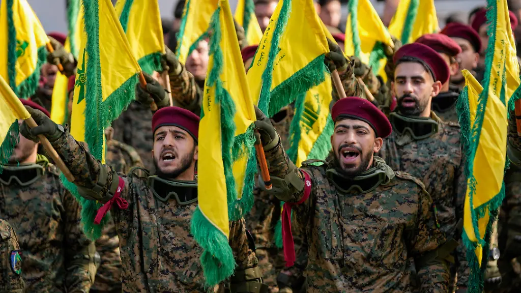 Hisbollah-Kaempfer-bei-der-Beerdigung-eines-hochrangigen-Hisbollah-Kommandeurs