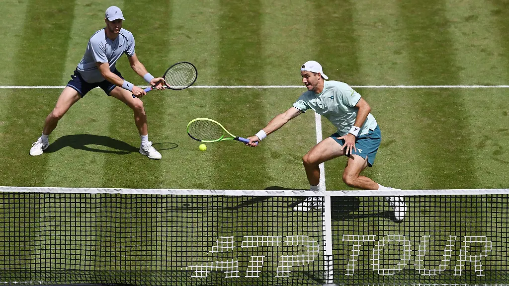 Gewinnen-den-Doppel-Titel-Yannick-Hanfmann-l-und-Jan-Lennard-Struff-r