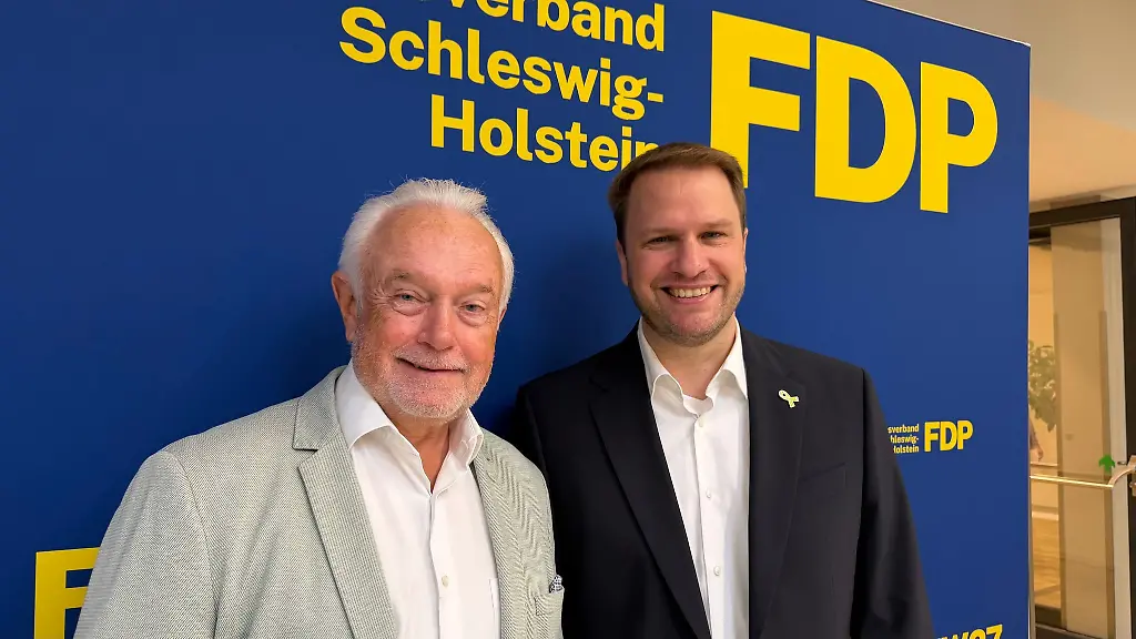 Parteichef-Wolfgang-Kubicki-links-und-FDP-Landeschef-Christopher-Vogt-blicken-zuversichtlich-auf-die-Landtagswahl-im-April