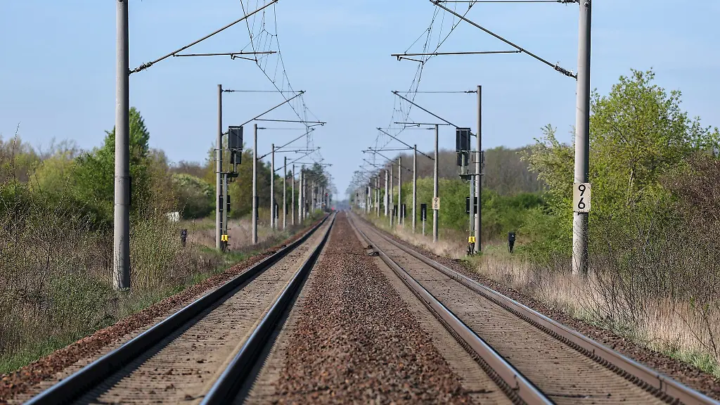Der-EVG-Vorsitzende-fordert-Paketloesungen-bei-der-Streckenzuteilung-mit-denen-der-Bahn-Konkurrent-Italo-verpflichtet-wird-auch-Zuglinien-in-der-Provinz-zu-bedienen