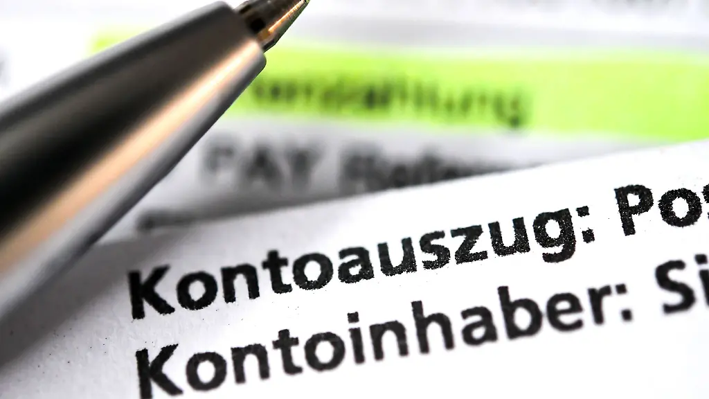 Hochverschuldete-Menschen-koennen-mit-einem-sogenannten-P-Konto-einen-festen-Betrag-vor-einer-Kontopfaendung-schuetzen