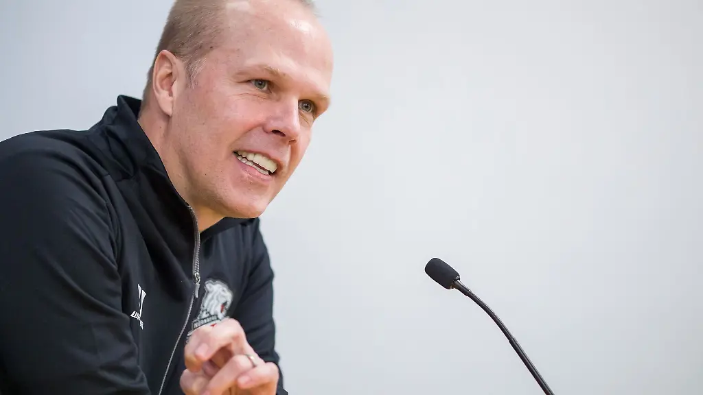 Ice-Tigers-Sportdirektor-Stefan-Ustorf-freut-sich-ueber-einen-Neuzugang