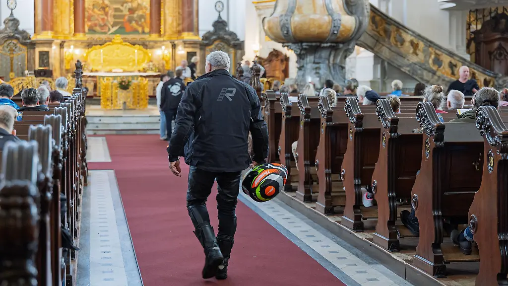 Fuer-viele-Biker-ist-der-Gottesdienst-eine-Tradition
