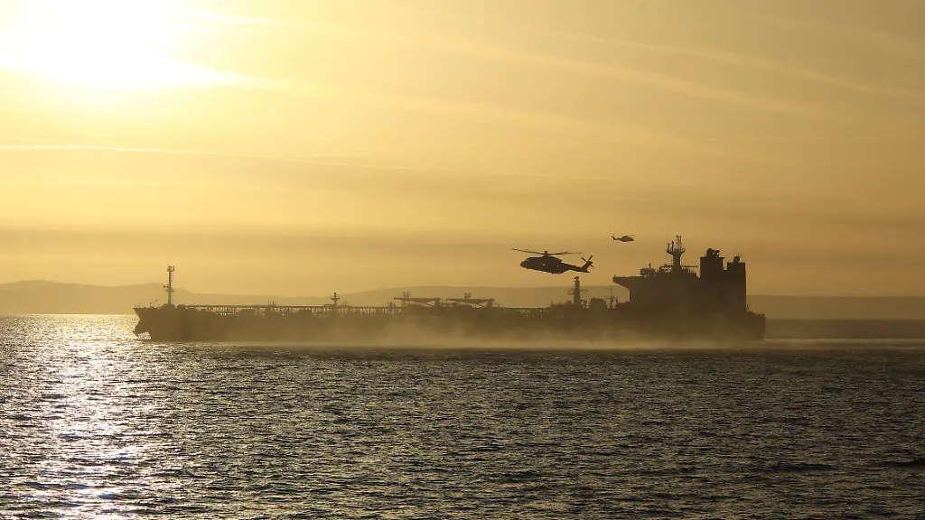 Das-vom-britischen-Verteidigungsministerium-MoD-via-PA-veroeffentlichte-Foto-zeigt-wie-britische-Streitkraefte-in-den-fruehen-Morgenstunden-ein-Schiff-der-russischen-Schattenflotte-im-Aermelkanal-abfangen-Die-Einsatzkraefte-gelangen-per-Fast-Roping-aus-einem-CH-47-Chinook-Hubschrauber-an-Bord-des-Schiffes-Das-Schiff-Smyrtos-wird-vorlaeufig-auf-einen-Ankerplatz-vor-der-Suedkueste-Englands-verlegt-und-auf-moegliche-Umwelt-oder-Sicherheitsrisiken-ueberwacht