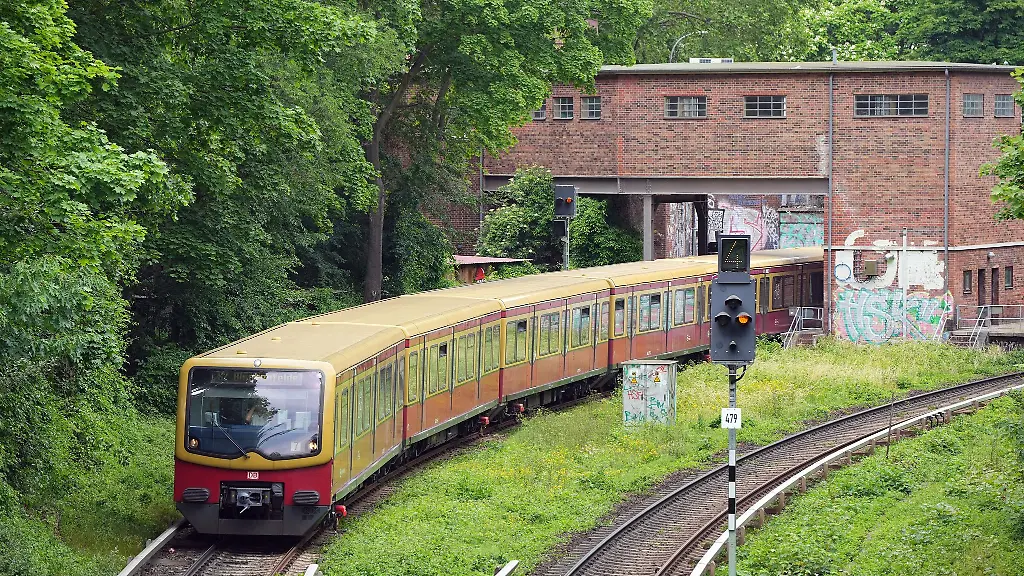 Die-S-3-faehrt-von-Spandau-ueber-den-Hauptbahnhof-nach-Erkner-und-zurueck