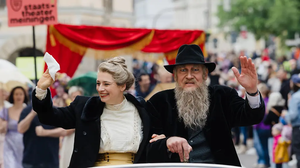 1-000-Aktive-in-35-Bildern-beim-Festumzug-fuer-den-Meininger-Theaterherzog