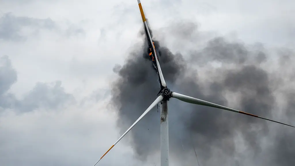 Dichte-schwarze-Rauchwolken-ueber-Boenen-Ein-Windrad-hat-Feuer-gefangen