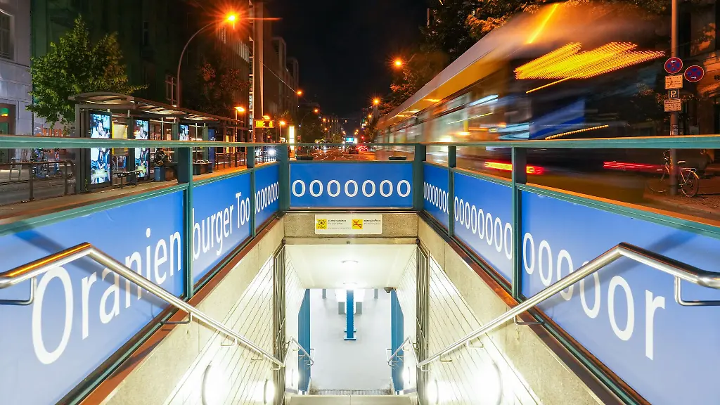 Torjubel-im-Namen-Die-Berliner-Verkehrsbetriebe-haben-die-Namen-von-sechs-U-Bahnhoefen-mit-der-Bezeichnung-Tor-zur-Fussball-WM-um-einige-Buchstaben-verlaengert