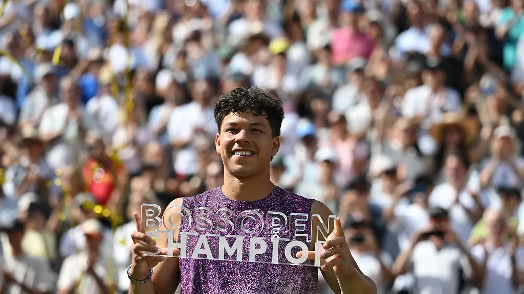US-Profi-Ben-Shelton-feiert-den-Tennis-Titel-in-Stuttgart