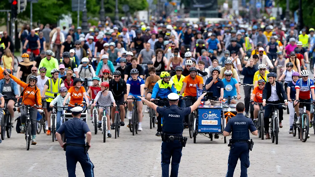 6-500-Menschen-nahmen-laut-Polizei-an-der-Fahrt-teil