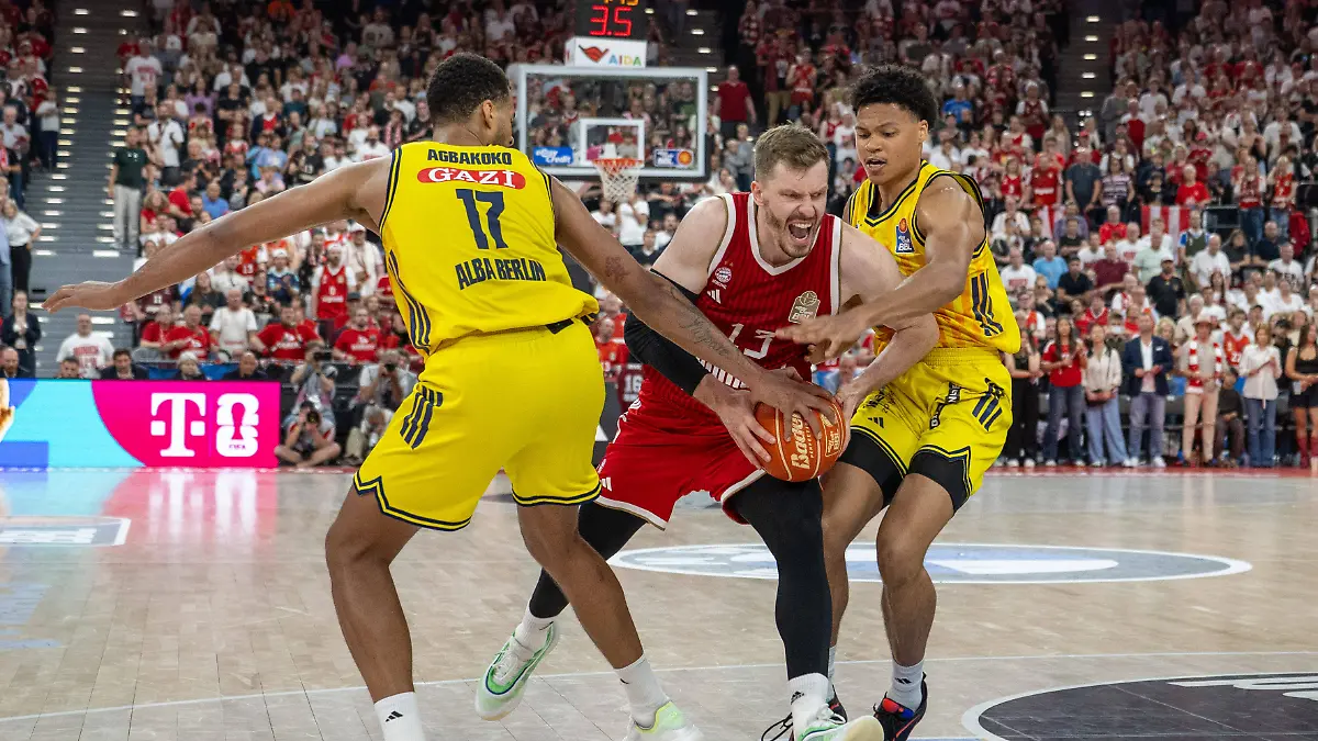 Norris-Agbakoko-17-Alba-Berlin-im-Zweikampf-mit-Andreas-Obst-13-FC-Bayern-Basketball-FC-Bayern-Basketball-vs-Alba-Berlin-BBL-Finale-2-14-06