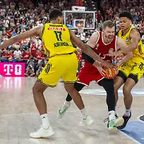 Norris-Agbakoko-17-Alba-Berlin-im-Zweikampf-mit-Andreas-Obst-13-FC-Bayern-Basketball-FC-Bayern-Basketball-vs-Alba-Berlin-BBL-Finale-2-14-06
