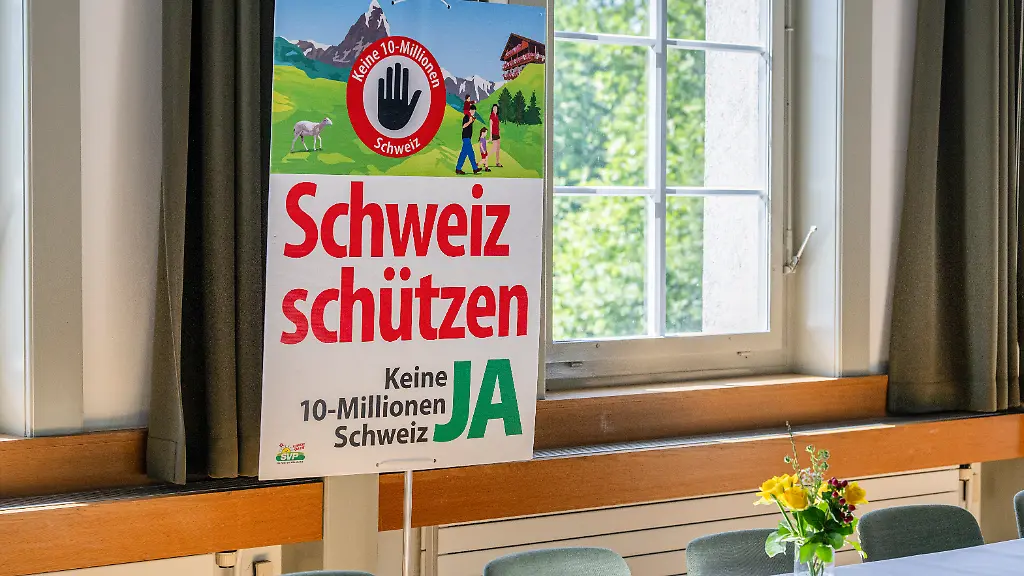 Ein-Abstimmungsplakat-steht-in-einem-Saal-beim-Abstimmungsstand-fuer-die-Volksinitiative-Keine-10-Millionen-Schweiz-Nachhaltigkeitsinitiative-der-SVP-Nach-der-Volksabstimmung-hat-die-Auszaehlung-der-Stimmen-begonnen