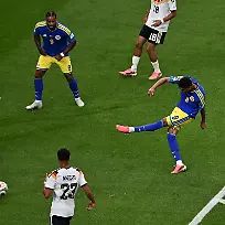 Fussball-Maenner-WM-Deutschland-Curacao-Vorrunde-Gruppe-E-1-Spieltag-Houston-Stadion-Livano-Comenencia-Curacao-2vr-erzielt-das-Tor-zum-1-1-ACHTUNG-Gemaess-den-Auflagen-der-FIFA-duerfen-die-Bilder-ausschliesslich-zur-redaktionellen-Verwendung-genutzt-werden-Eine-kommerzielle-Nutzung-ist-ausgeschlossen-Zudem-duerfen-keine-videoaehnlichen-Sequenzen-erstellt-werden-und-es-duerfen-keine-Veraenderungen-weder-im-Vordergrund-noch-im-Hintergrund-am-Bild-vorgenommen-werden