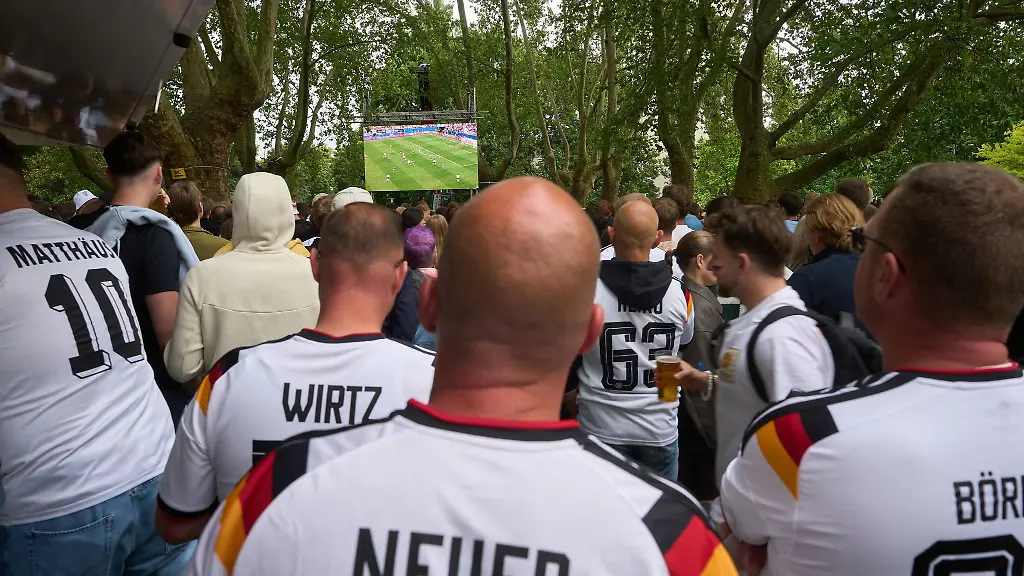 Viele-Fans-verfolgten-das-Public-Viewing-am-Deutschen-Eck