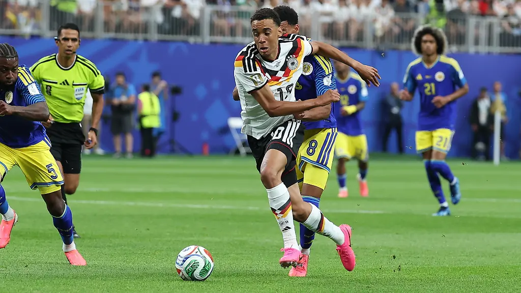 im-Zweikampf-Aktion-mit-Jamal-Musiala-10-Deutschland-Deutschland-vs-Curacao-Fussball-Weltmeisterschaft-2026-Gruppenphase-14-06