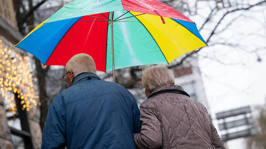 Ein-Seniorenpaar-laeuft-durch-die-Bremer-Innenstadt