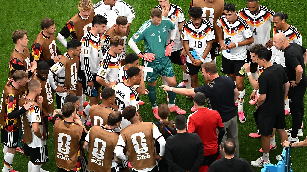 Fussball-Maenner-WM-Deutschland-Curacao-Vorrunde-Gruppe-E-1-Spieltag-Houston-Stadion-Bundestrainer-Julian-Nagelsmann-M-r-spricht-in-der-Trinkpause-mit-seinen-Spielern-ACHTUNG-Gemaess-den-Auflagen-der-FIFA-duerfen-die-Bilder-ausschliesslich-zur-redaktionellen-Verwendung-genutzt-werden-Eine-kommerzielle-Nutzung-ist-ausgeschlossen-Zudem-duerfen-keine-videoaehnlichen-Sequenzen-erstellt-werden-und-es-duerfen-keine-Veraenderungen-weder-im-Vordergrund-noch-im-Hintergrund-am-Bild-vorgenommen-werden