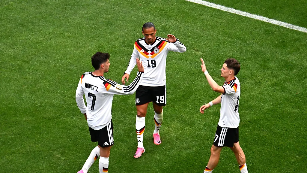 Fussball-Maenner-WM-Deutschland-Curacao-Vorrunde-Gruppe-E-1-Spieltag-Houston-Stadion-Kai-Havertz-l-Deutschland-jubelt-nach-seinem-Tor-zum-7-1-mit-Leroy-Sane-M-und-Florian-Wirtz-ACHTUNG-Gemaess-den-Auflagen-der-FIFA-duerfen-die-Bilder-ausschliesslich-zur-redaktionellen-Verwendung-genutzt-werden-Eine-kommerzielle-Nutzung-ist-ausgeschlossen-Zudem-duerfen-keine-videoaehnlichen-Sequenzen-erstellt-werden-und-es-duerfen-keine-Veraenderungen-weder-im-Vordergrund-noch-im-Hintergrund-am-Bild-vorgenommen-werden