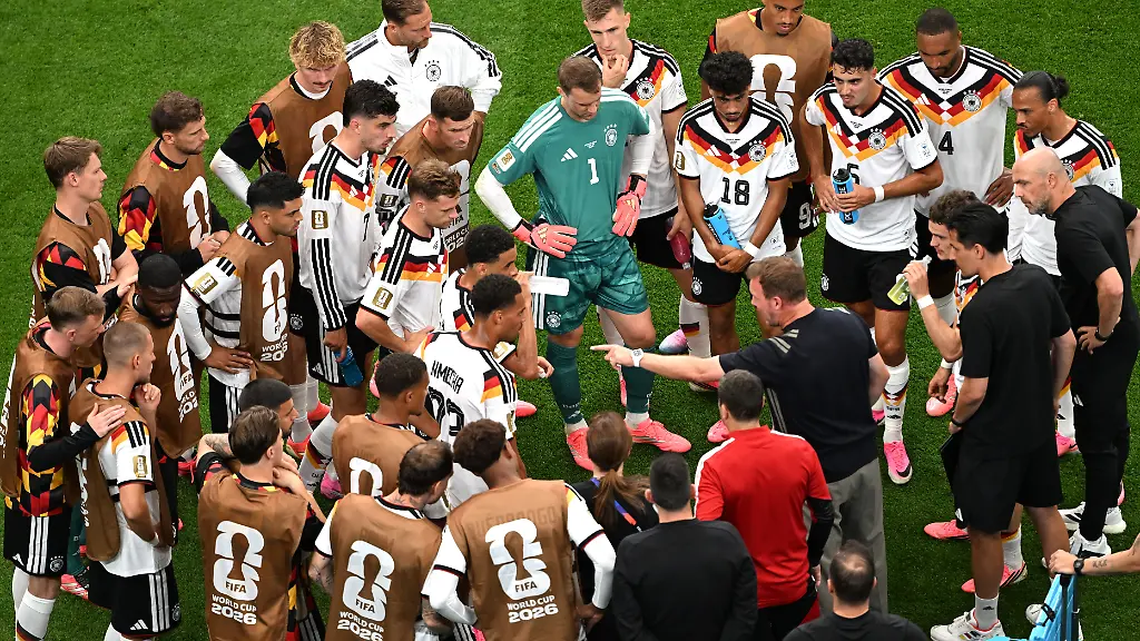 Fussball-Maenner-WM-Deutschland-Curacao-Vorrunde-Gruppe-E-1-Spieltag-Houston-Stadion-Bundestrainer-Julian-Nagelsmann-M-r-spricht-in-der-Trinkpause-mit-seinen-Spielern-ACHTUNG-Gemaess-den-Auflagen-der-FIFA-duerfen-die-Bilder-ausschliesslich-zur-redaktionellen-Verwendung-genutzt-werden-Eine-kommerzielle-Nutzung-ist-ausgeschlossen-Zudem-duerfen-keine-videoaehnlichen-Sequenzen-erstellt-werden-und-es-duerfen-keine-Veraenderungen-weder-im-Vordergrund-noch-im-Hintergrund-am-Bild-vorgenommen-werden