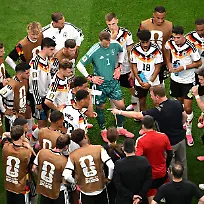 Fussball-Maenner-WM-Deutschland-Curacao-Vorrunde-Gruppe-E-1-Spieltag-Houston-Stadion-Bundestrainer-Julian-Nagelsmann-M-r-spricht-in-der-Trinkpause-mit-seinen-Spielern-ACHTUNG-Gemaess-den-Auflagen-der-FIFA-duerfen-die-Bilder-ausschliesslich-zur-redaktionellen-Verwendung-genutzt-werden-Eine-kommerzielle-Nutzung-ist-ausgeschlossen-Zudem-duerfen-keine-videoaehnlichen-Sequenzen-erstellt-werden-und-es-duerfen-keine-Veraenderungen-weder-im-Vordergrund-noch-im-Hintergrund-am-Bild-vorgenommen-werden