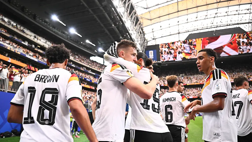 Fussball-Maenner-WM-Deutschland-Curacao-Vorrunde-Gruppe-E-1-Spieltag-Houston-Stadion-Nico-Schlotterbeck-Deutschland-2-vl-bejubelt-sein-Tor-zum-2-1-mit-Nathaniel-Brown-Deutschland-Leroy-Sane-Deutschland-und-Jamal-Musiala-Deutschland-ACHTUNG-Gemaess-den-Auflagen-der-FIFA-duerfen-die-Bilder-ausschliesslich-zur-redaktionellen-Verwendung-genutzt-werden-Eine-kommerzielle-Nutzung-ist-ausgeschlossen-Zudem-duerfen-keine-videoaehnlichen-Sequenzen-erstellt-werden-und-es-duerfen-keine-Veraenderungen-weder-im-Vordergrund-noch-im-Hintergrund-am-Bild-vorgenommen-werden