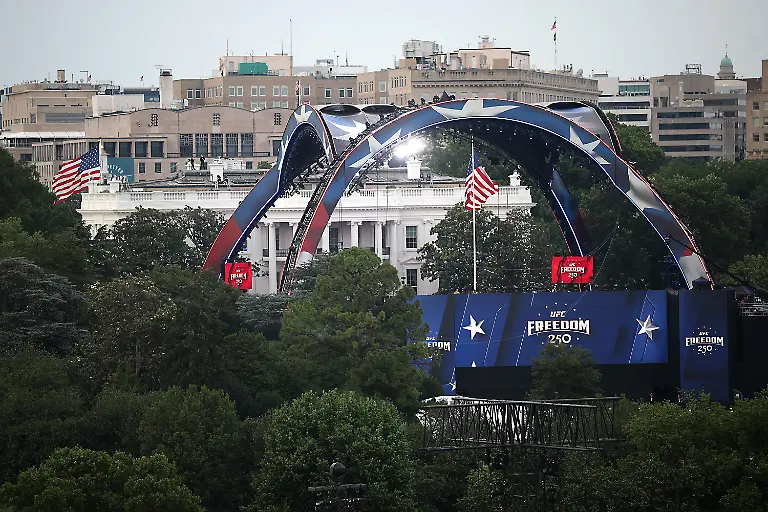 Die-Arena-fuer-UFC-Freedom-250-steht-in-Washington-auf-dem-South-Lawn-des-Weissen-Hauses