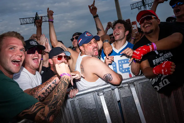 Nick-Becker-aus-Houston-praesentiert-ein-Freedom-250-Tattoo-das-er-sich-am-selben-Tag-waehrend-des-UFC-Fan-Fest-auf-der-Ellipse-des-Weissen-Hauses-vor-den-Kaempfen-stechen-liess
