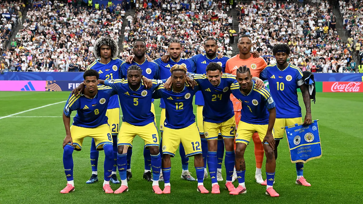 Fussball-Maenner-WM-Deutschland-Curacao-Vorrunde-Gruppe-E-1-Spieltag-die-Spieler-aus-Curacao-posieren-fuer-ein-Mannschaftsfoto-vor-dem-Spiel