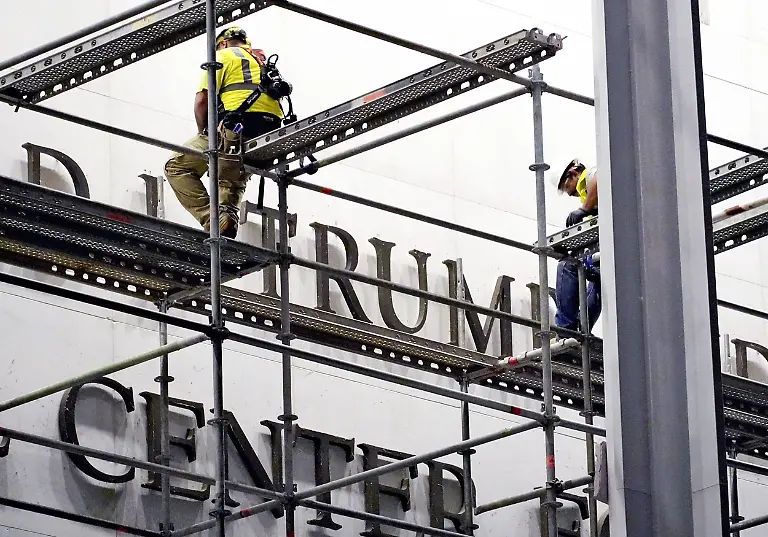 Workers-remove-the-sign-bearing-U-S-President-Donald-Trump-s-name-from-the-exterior-wall-of-the-Kennedy-Center-in-Washington-D-C-United-States-of-America-on-June-13-2026-A-federal-court-ordered-the-removal-of-President-Trump-s-name-from-the-Kennedy-Center-ruling-that-renaming-it-the-Trump-Kennedy-Center-was-illegal-The-Trump-administration-had-filed-motions-with-both-the-federal-district-court-and-the-federal-appeals-court-to-stay-the-order-but-both-were-rejected-on-December-12th-The-Kennedy-Center-opened-in-1971-as-a-facility-honoring-the-achievements-of-the-assassinated-President-John-F-Kennedy