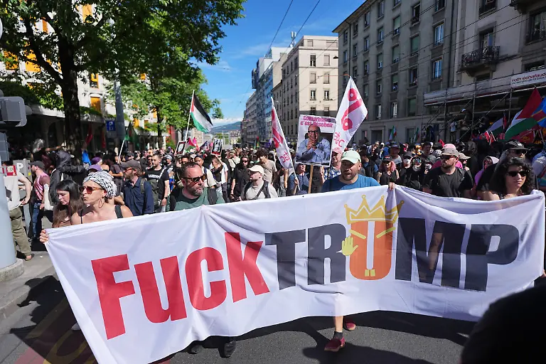 Demonstranten-nehmen-mit-einem-Transparent-auf-dem-Fuck-Trump-steht-an-den-Protesten-gegen-den-G7-Gipfel-in-Evian-in-Frankreich-teil-bei-dem-die-Demonstrationen-in-der-auf-der-Schweizer-Seite-des-Genfersee-gelegenen-Stadt-Genf-stattfinden
