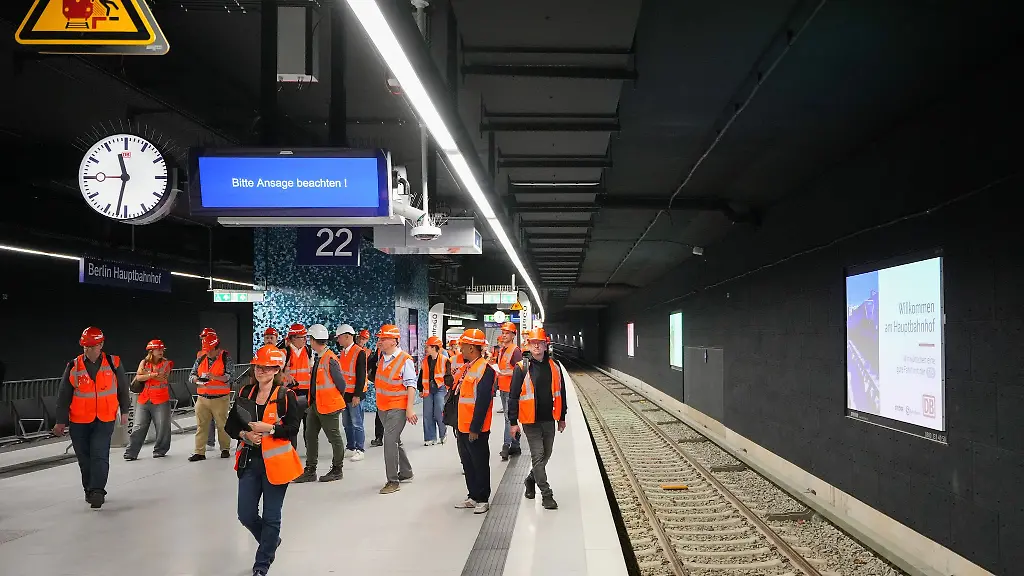 Fuer-die-S15-ist-ein-Interimsbahnhof-unter-dem-Hauptbahnhof-gebaut-worden