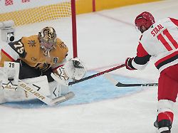 Triumph im Stanley-Cup: Hurricanes spielen verzweifelte Knights eiskalt auseinander