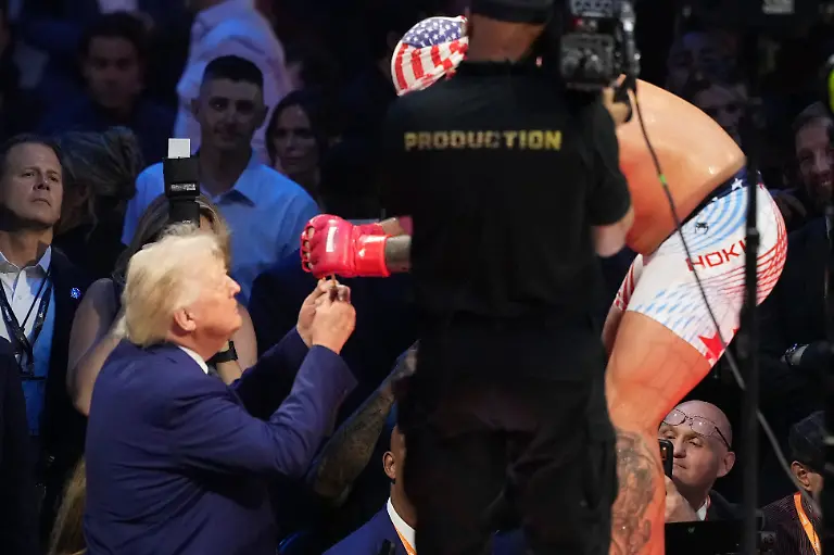 Josh-Hokit-r-ueberreicht-US-Praesident-Donald-Trump-eine-Medaille-nachdem-Hokit-Derrick-Lewis-in-einem-Schwergewichts-Kampf-bei-der-UFC-Freedom-250-besiegt-hatte