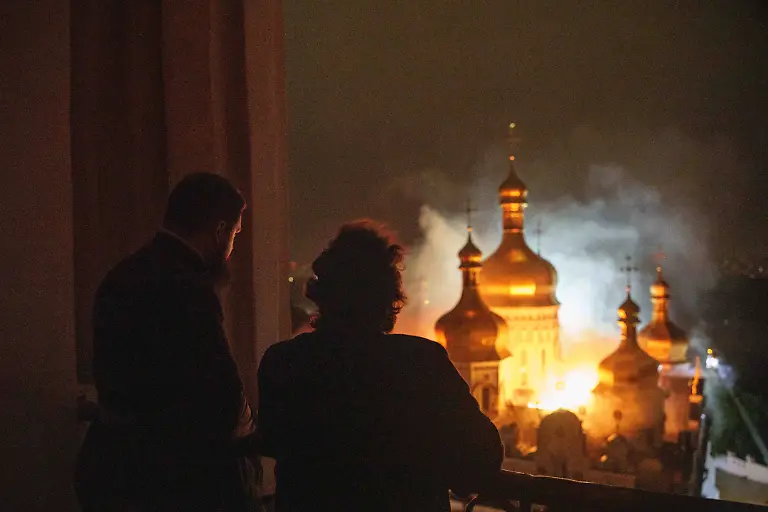 Bischof-Avraamiy-rechts-von-der-Kiewer-Pechersk-Lawra-der-Orthodoxen-Kirche-der-Ukraine-blickt-waehrend-eines-russischen-Angriffs-auf-Kiew